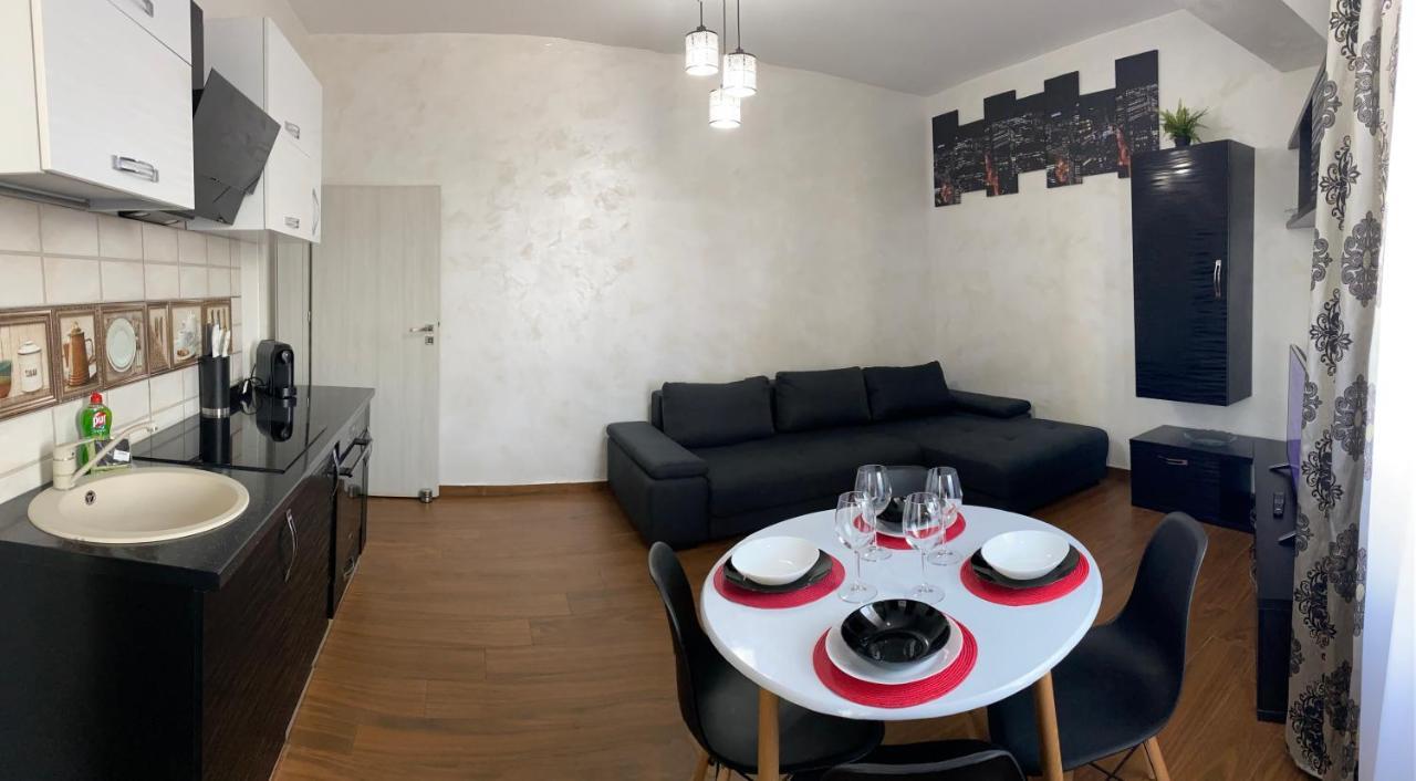 Twin Residence Five Mamaia Exterior photo